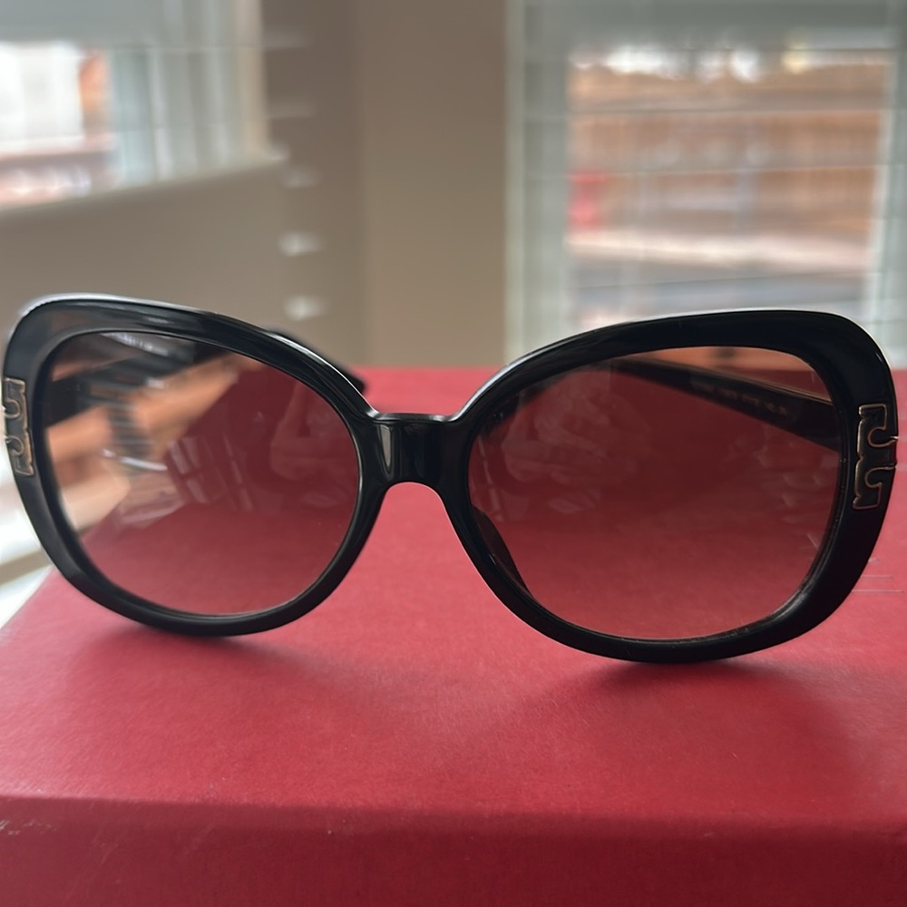 Tory Burch Black Frame Sunglasses with Brown Gradient Lenses - Picture 7 of 11